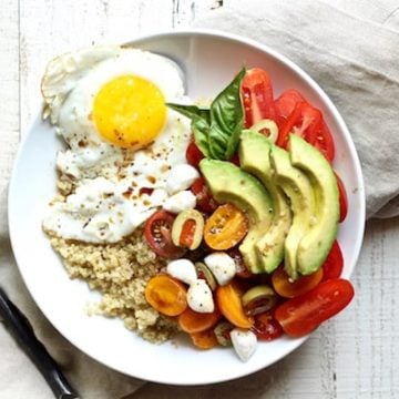 This quinoa breakfast bowl is and easy and healthy gluten free recipe packed with protein and nutrition from the sweet cherry tomatoes and olives, eggs, and quinoa