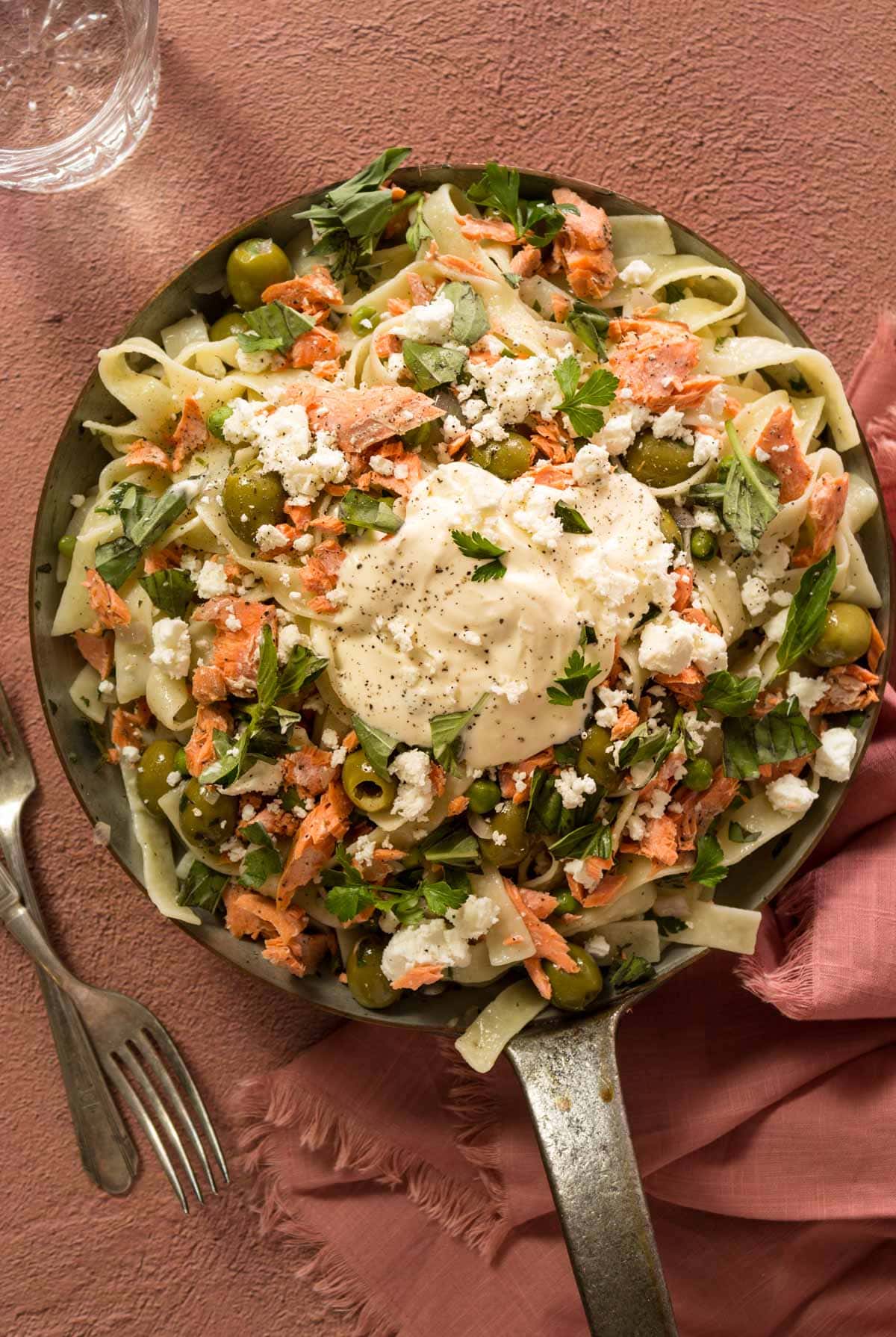 Salmon pasta with créme frâiche in a saute pan with forks